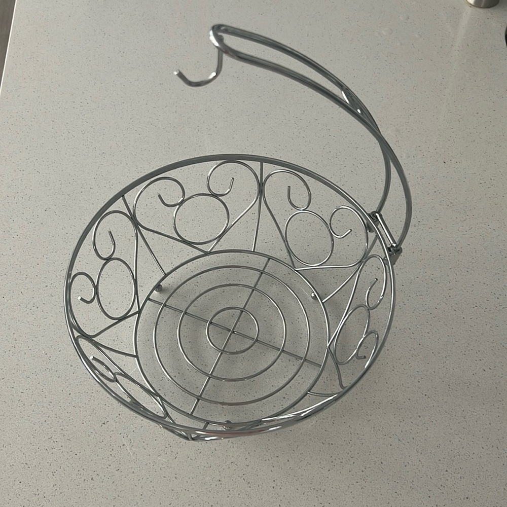 Fruit basket with hanger for bananas